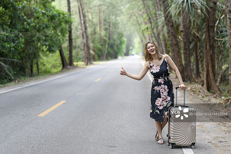 在乡间小路上的年轻女人图片素材