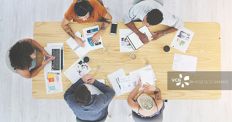 创意商务人士会议，平面设计师讨论UX/UI网页设计方案图片素材