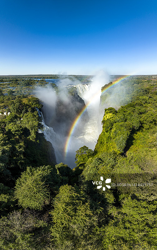 彩虹下的壮观维多利亚瀑布航拍景观，联合国教科文组织世界遗产地图片素材