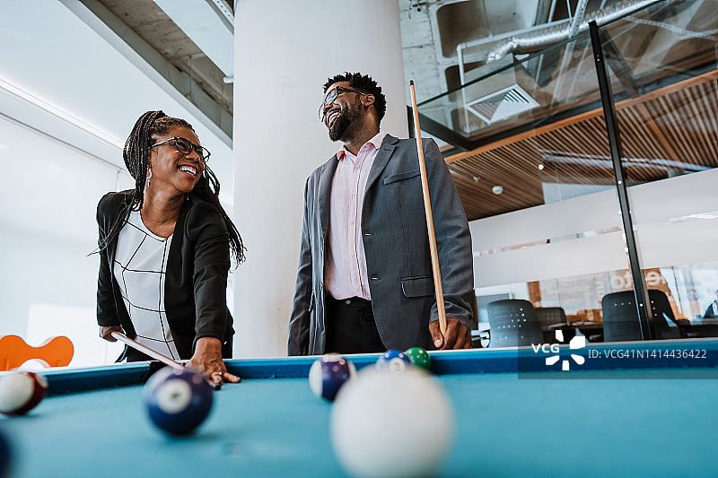 工作后打台球图片素材