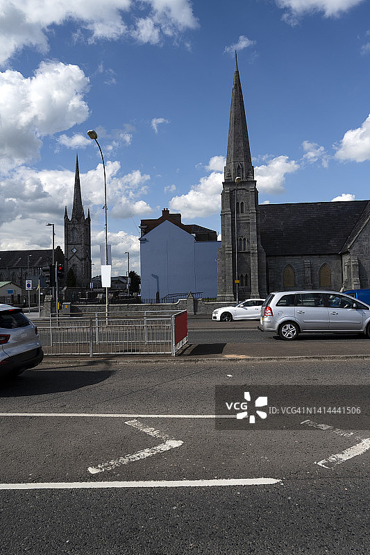 邓多克市的街道和教堂塔楼图片素材