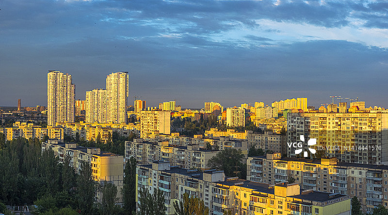 基辅大型住宅区建筑，夏季景色图片素材
