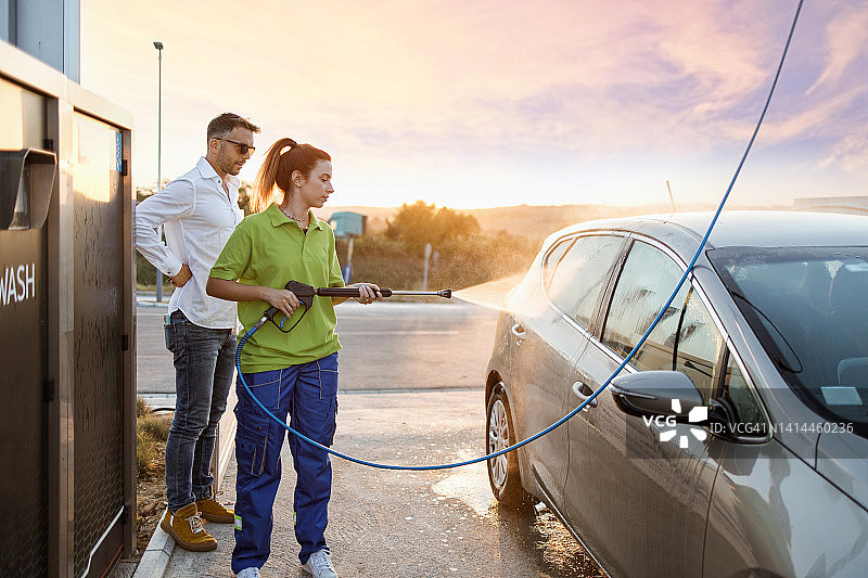 在洗车店工作的漂亮女工图片素材