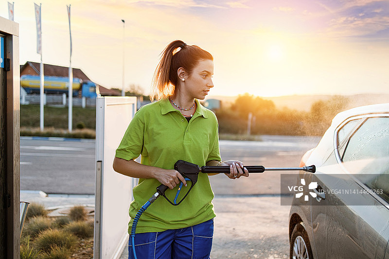 在洗车店工作的漂亮女工图片素材