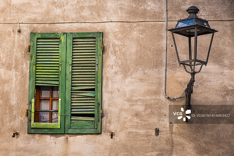 托斯卡纳罗西尼亚诺马里蒂莫的绿色窗户图片素材