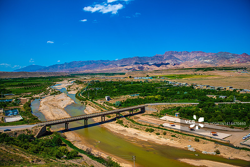 伊朗赞詹省，贝赫斯坦城堡附近的村庄和盖泽尔奥赞河风光图片素材
