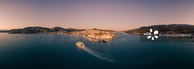 日落时分希腊伯罗奔尼撒Argosaronikos群岛的波罗斯岛和Galatas港口的航拍全景照片图片素材
