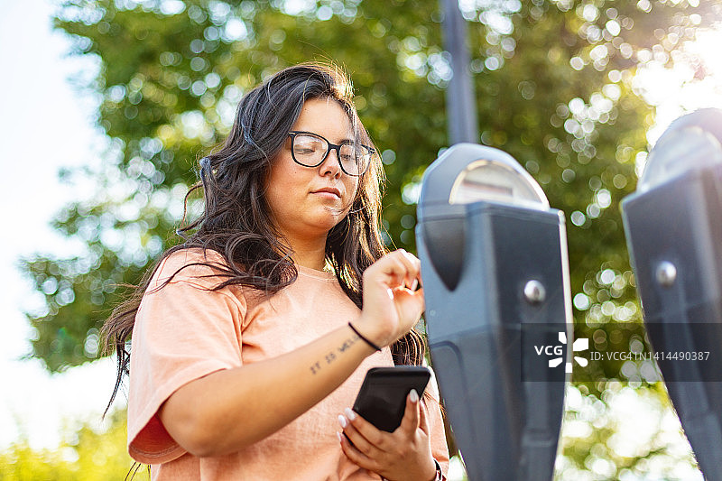 在美国小镇商业区使用信用卡和电子设备支付的西班牙裔女性摄影系列图片素材