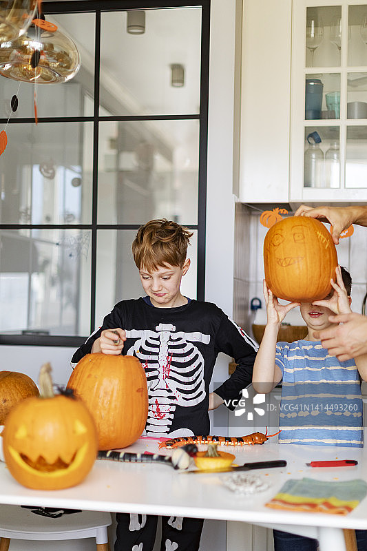 一家人在家庆祝万圣节，准备南瓜图片素材