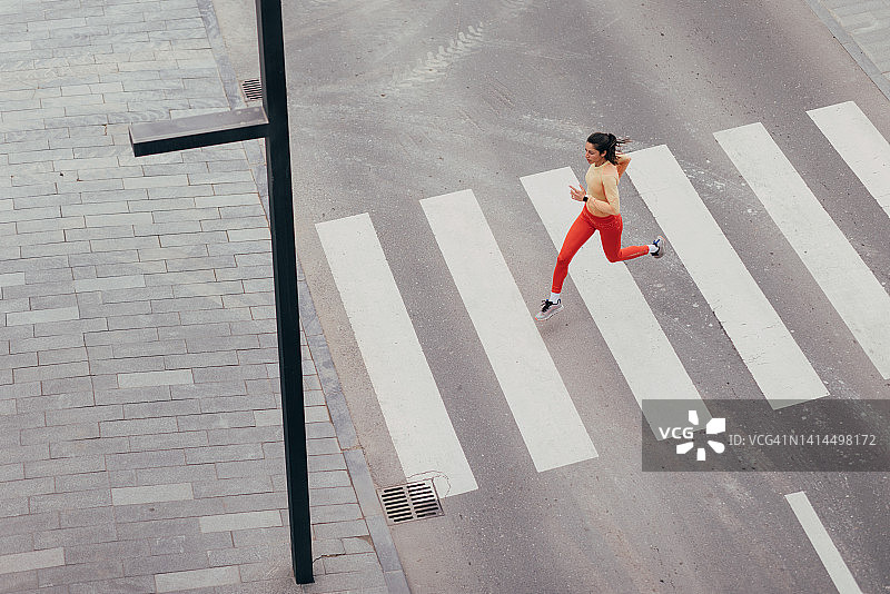 女子在路上跑步图片素材