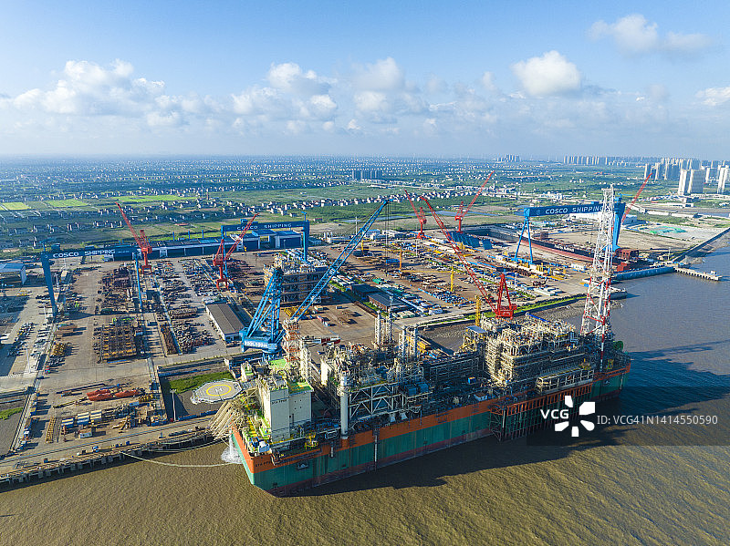 建造中码头上的新型FPSO船（浮式生产储卸油船）图片素材