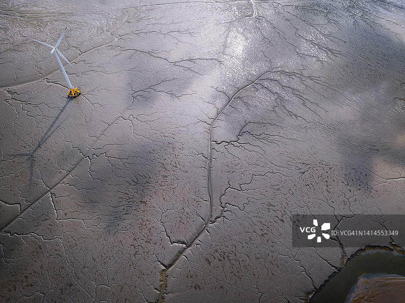 潮滩自然形态下的风车发电厂航拍景观图片素材