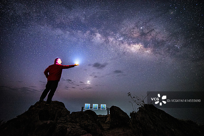 男人仰望银河剪影图片素材