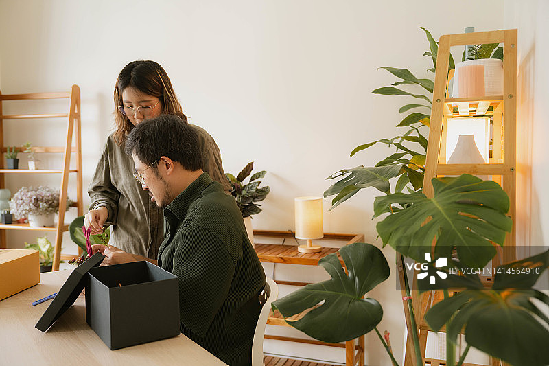 收到订阅盒而感到兴奋的亚洲夫妇图片素材