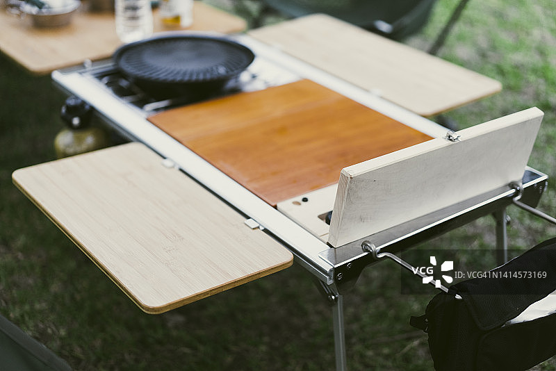 准备壁炉和烹饪台，整理露营用品图片素材