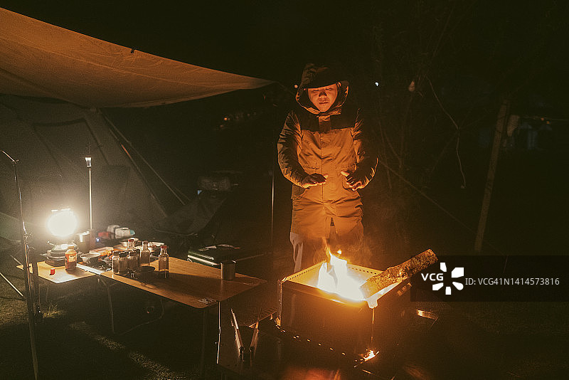 亚洲露营者在营地为气候变暖而生火图片素材