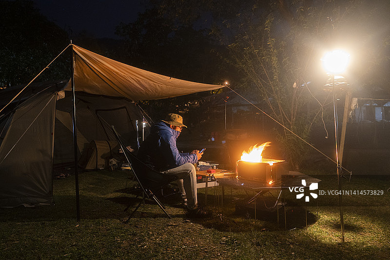 亚洲露营者在营地为气候变暖而生火图片素材