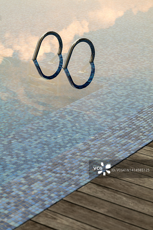 带木制甲板的游泳池图片素材