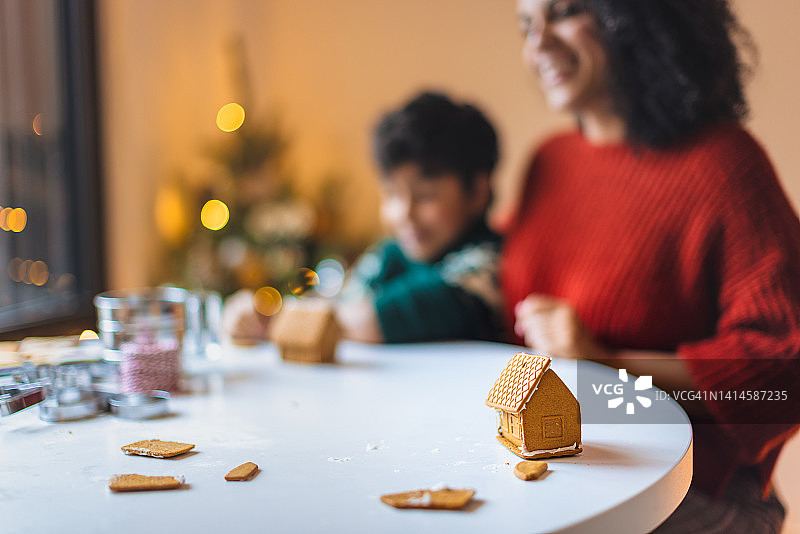 母亲和孩子们一起制作圣诞节姜饼饼干图片素材