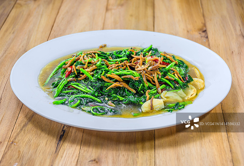 木桌上的蔬菜盘图片素材