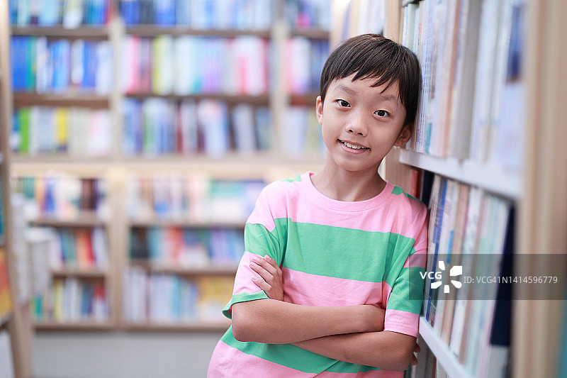 男孩正在读书图片素材