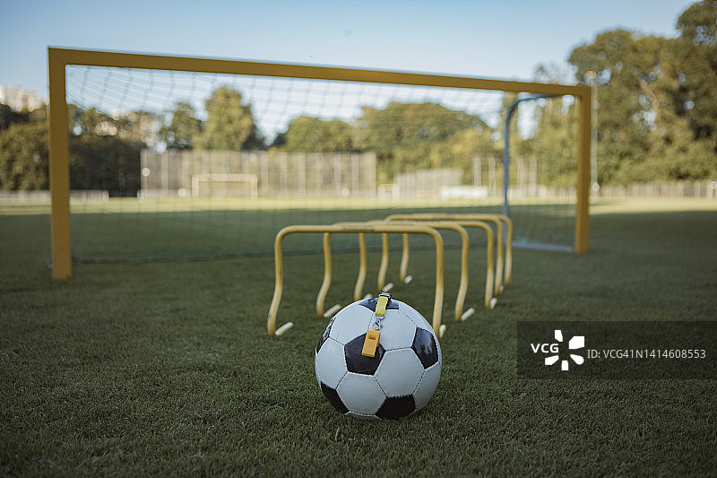 足球场上的足球设备图片素材