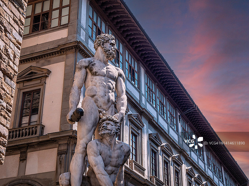 意大利佛罗伦萨领主广场海格力斯和卡科斯雕像图片素材