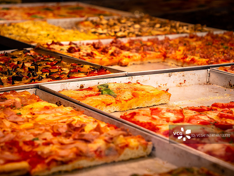 透过佛罗伦萨老桥附近的比萨店的窗户看风景图片素材