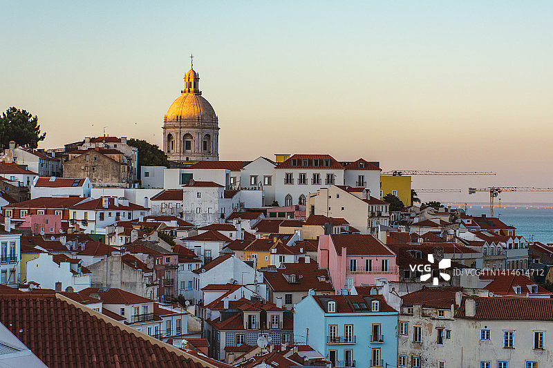 从圣卢西亚观景台俯瞰里斯本图片素材
