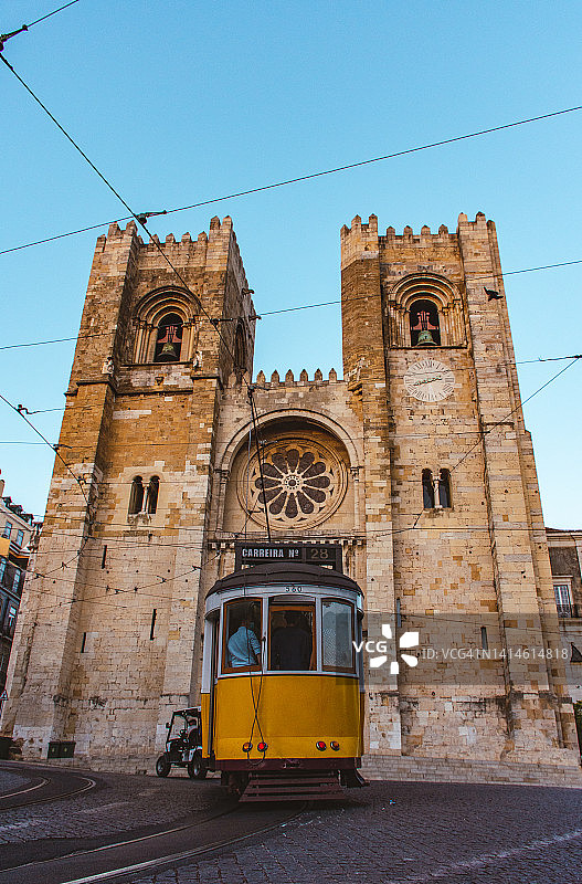 黄色有轨电车从主教座堂前驶过图片素材