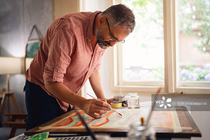 在家中艺术工作室画布上绘画的创意白人男艺术家图片素材