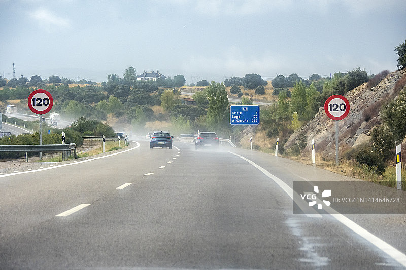 雨天高速公路行车车辆POV图片素材