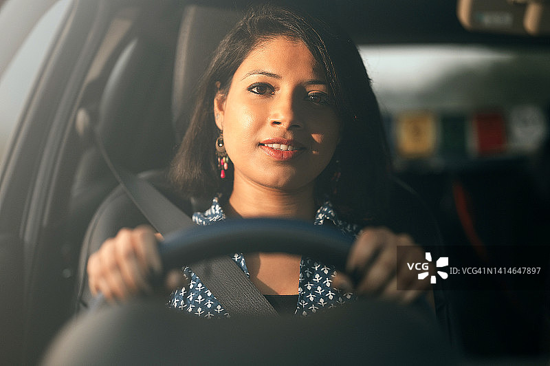开车的快乐年轻女人图片素材