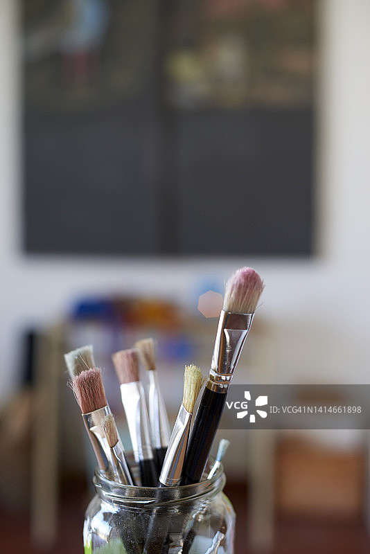 玻璃罐里的一组画笔图片素材