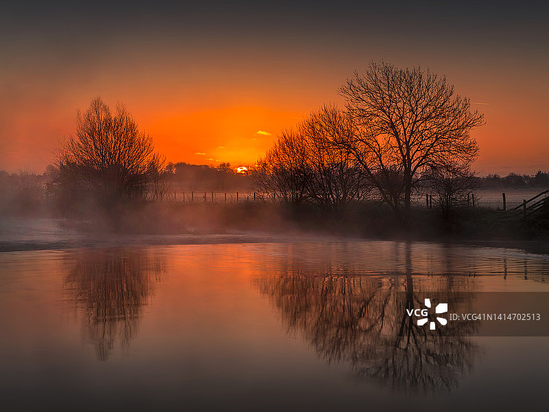 英国多塞特郡温伯恩明斯特附近，黎明时分的斯陶尔河水草甸图片素材