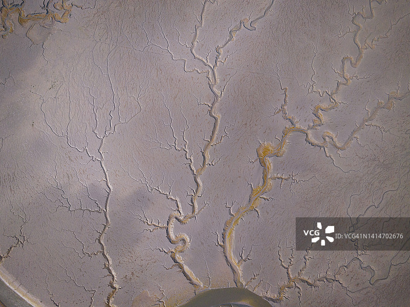 退潮时潮汐泥滩形成的自然形态航拍图片素材