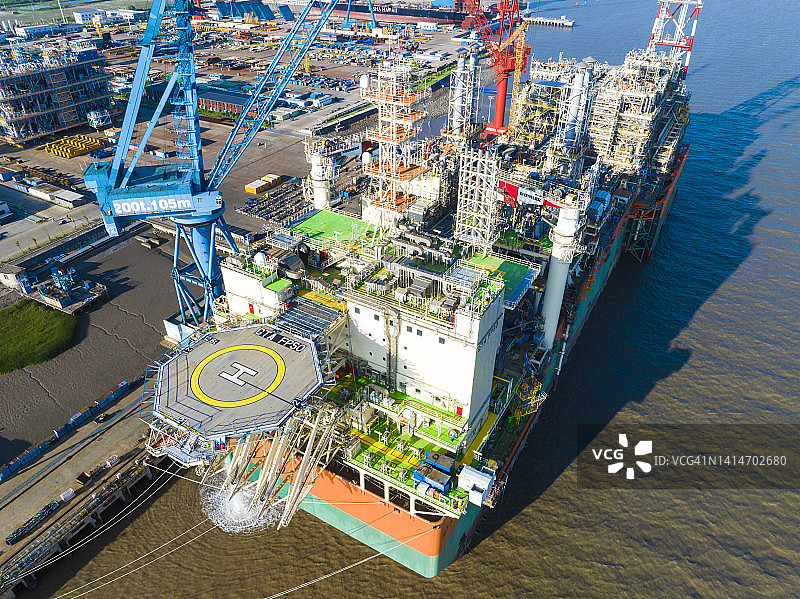 建造中码头上的新型FPSO船（浮式生产储卸油船）图片素材