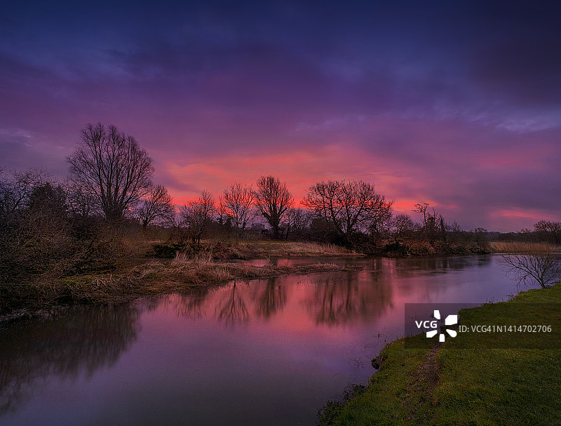 英国多塞特郡温伯恩明斯特附近，黎明时分的斯陶尔河水草甸图片素材