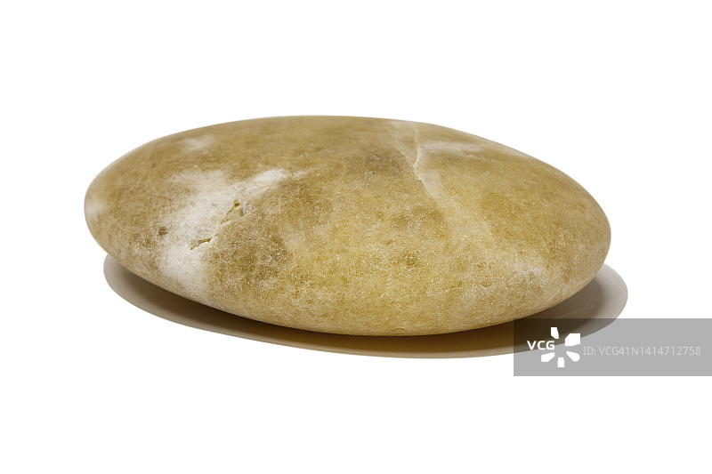 带有划痕和图案的鹅卵石被孤立在白色背景上。剪切路径图片素材