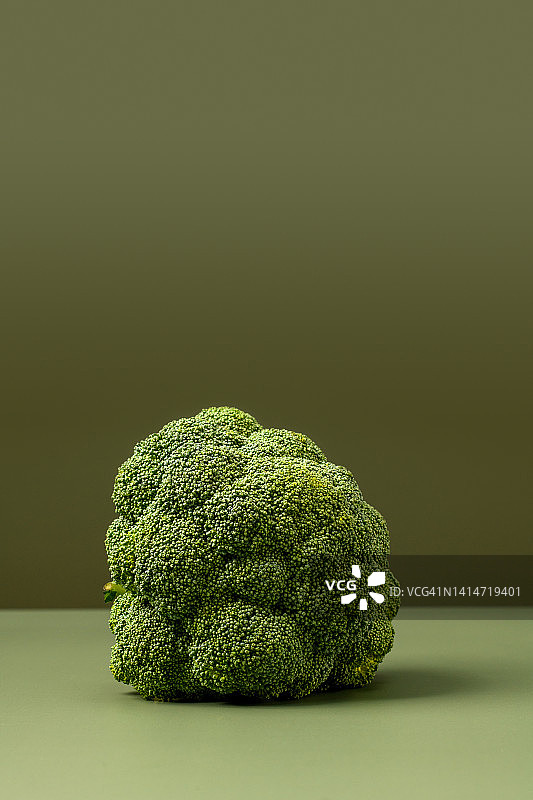 绿色背景下的西兰花图片素材