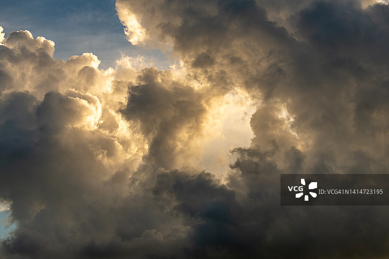 南卡罗来纳州波利斯岛的壮观日落雷暴云图片素材