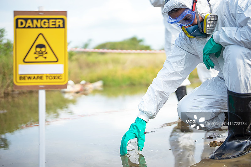 科学家正在检查有毒的水图片素材