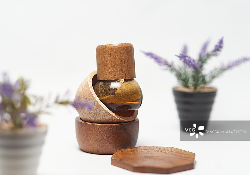 研磨胡椒瓶和木制工艺品图片素材