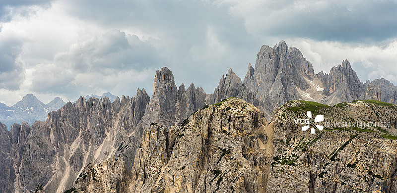 意大利北部阿尔卑斯山的风景，从奥龙佐避难所附近拍摄的米苏里纳卡迪尼图片素材