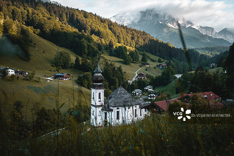 日出时玛利亚格恩教堂的田园风光图片素材