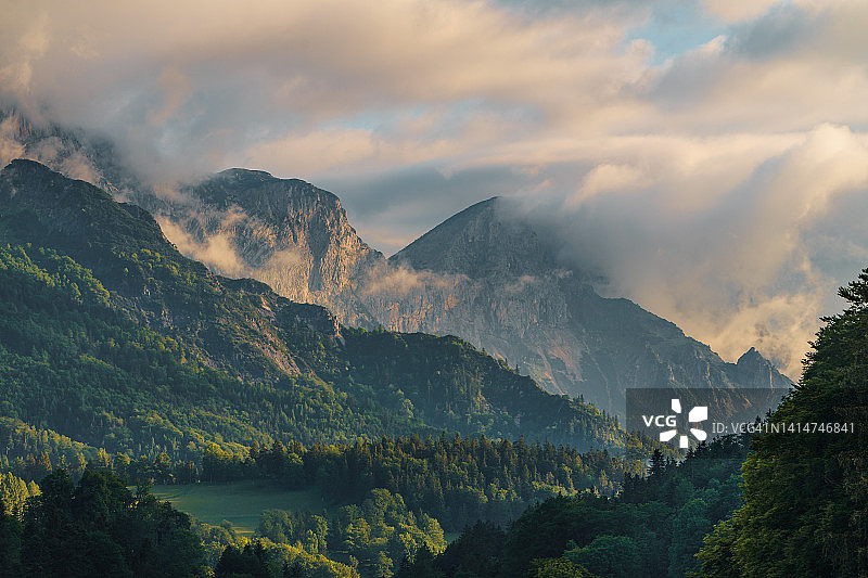 贝希特斯加登巴伐利亚阿尔卑斯山的田园山景图片素材