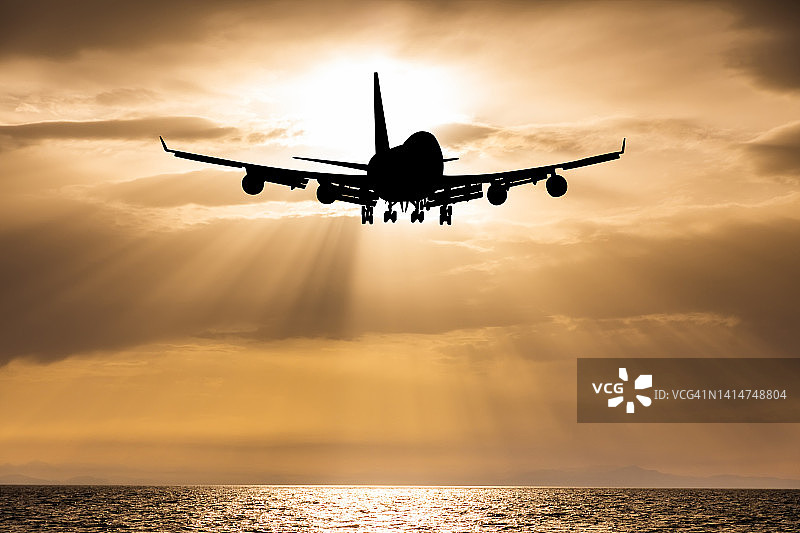 日落时分的飞机剪影：商务旅行图片素材