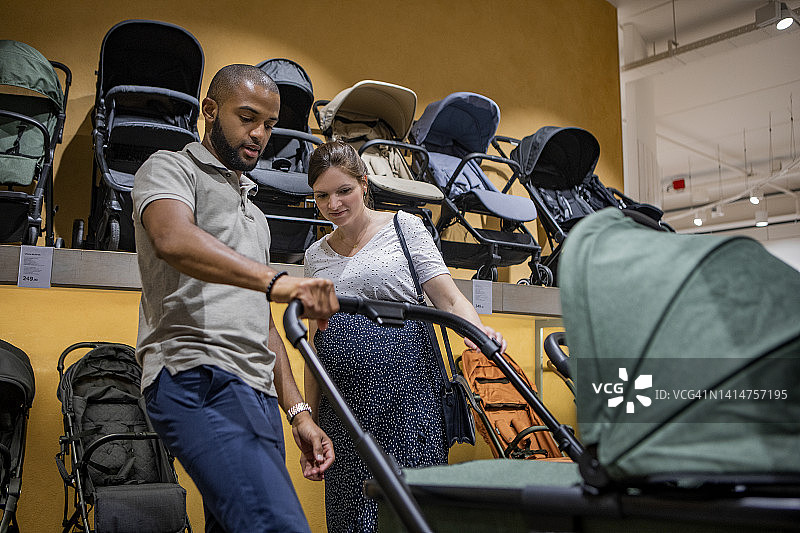 混血孕妇夫妇购买婴儿用品图片素材