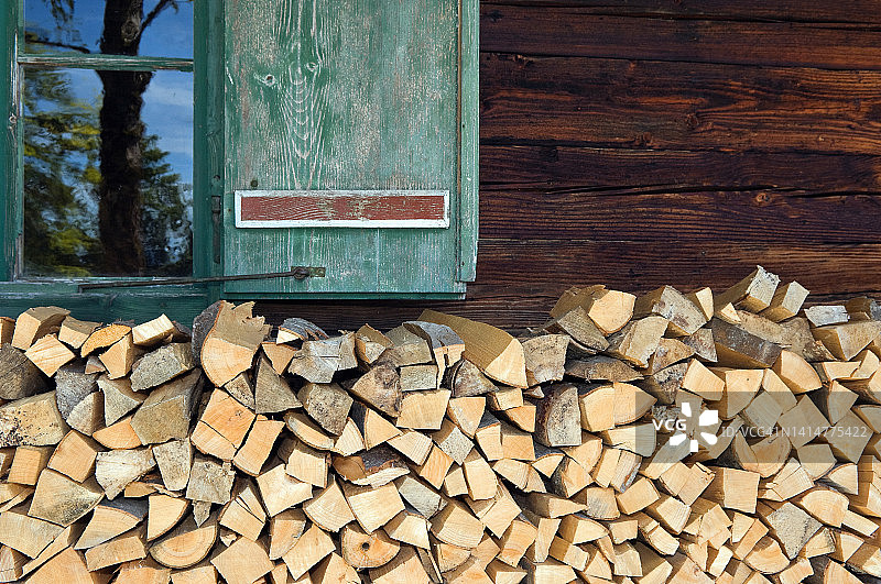 奥地利阿尔卑斯小屋前的木柴图片素材