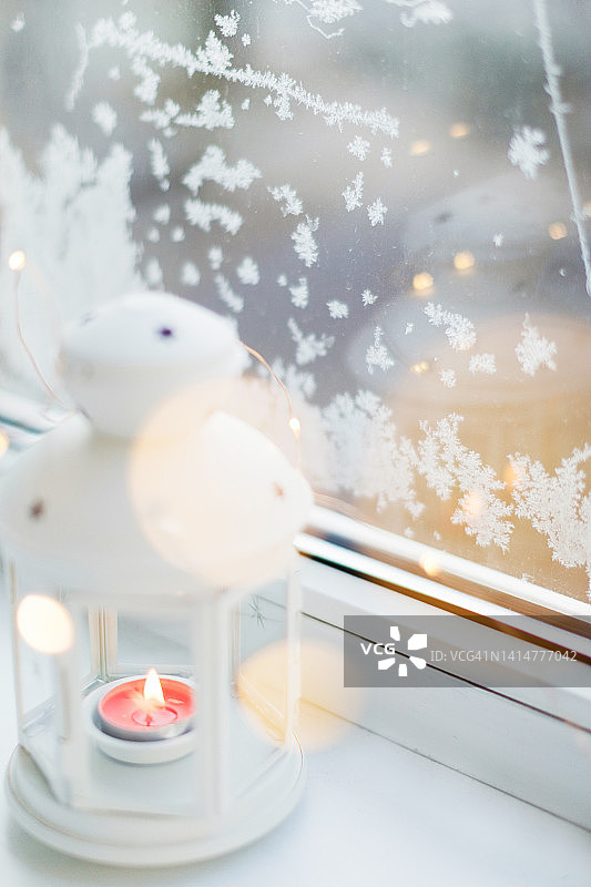 窗台上的蜡烛灯笼图片素材